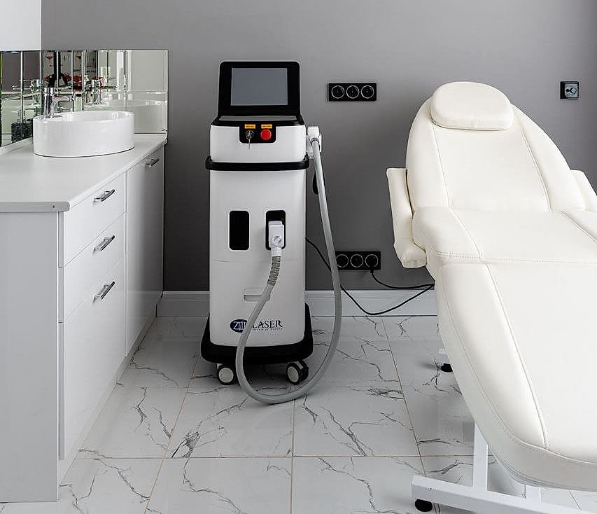 Почему лазерная эпиляция лучше бритья?