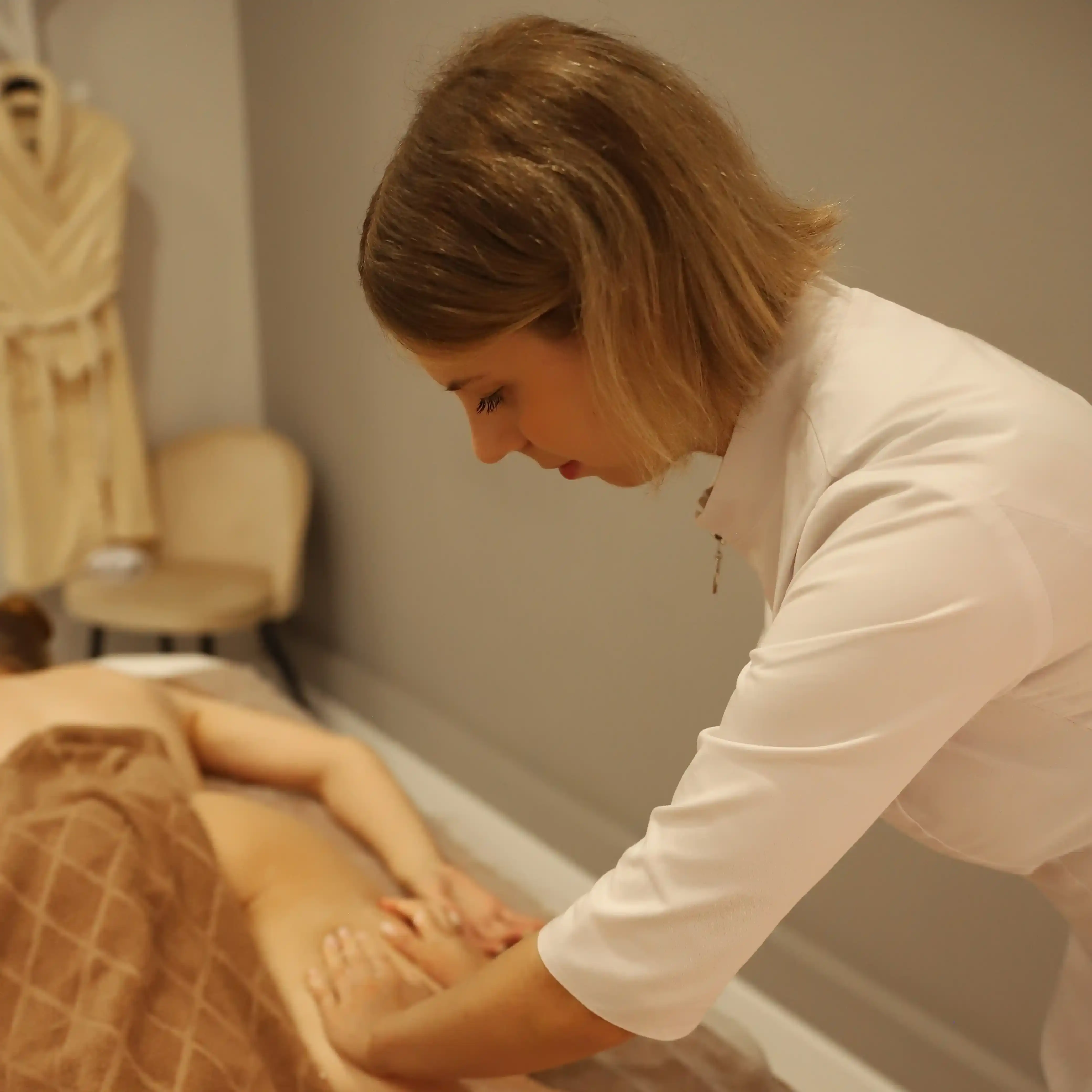 Преимущества ручного антицеллюлитного массажа: что нужно знать?