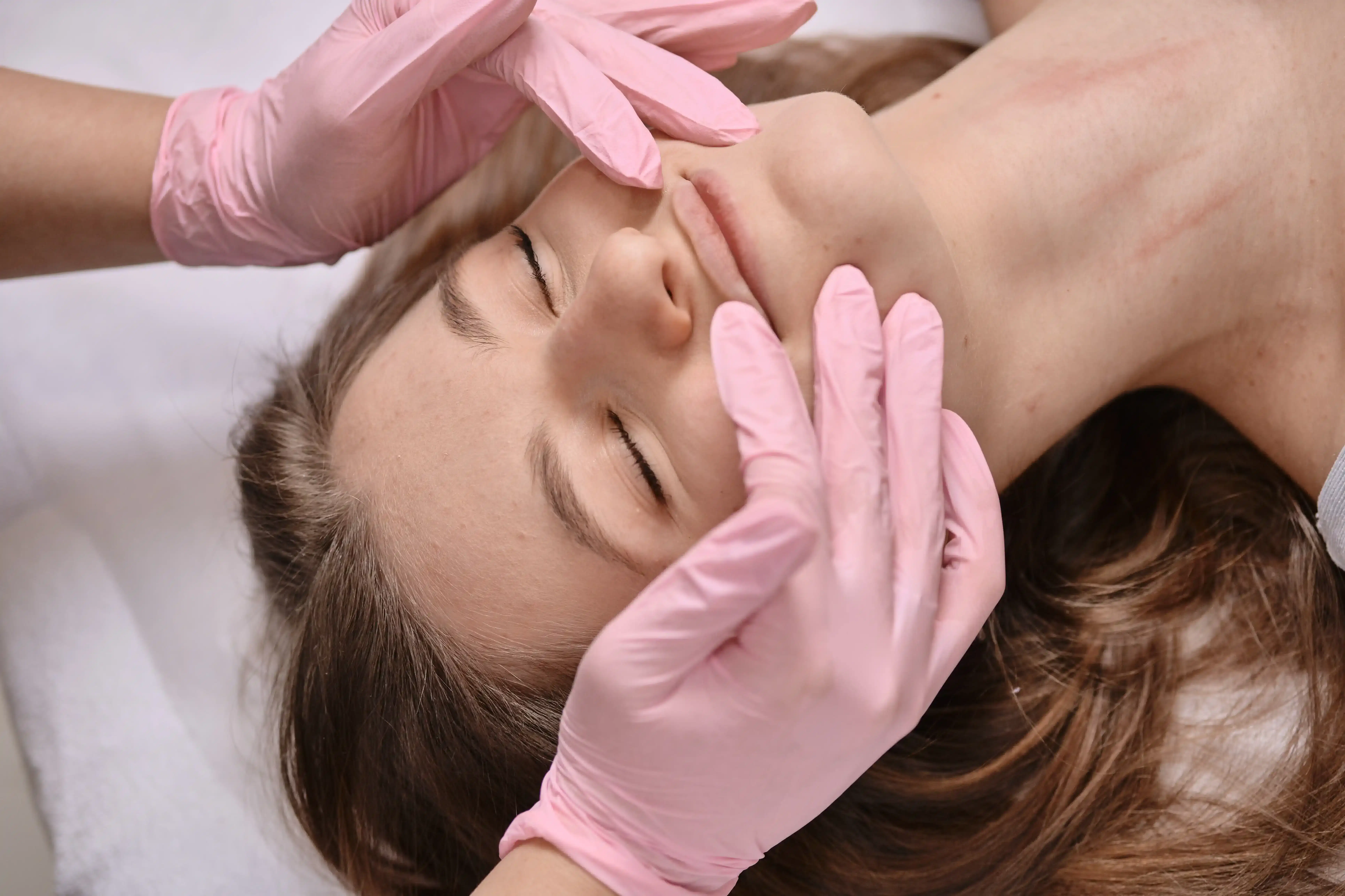 Ручной массаж лица: его плюсы и минусы